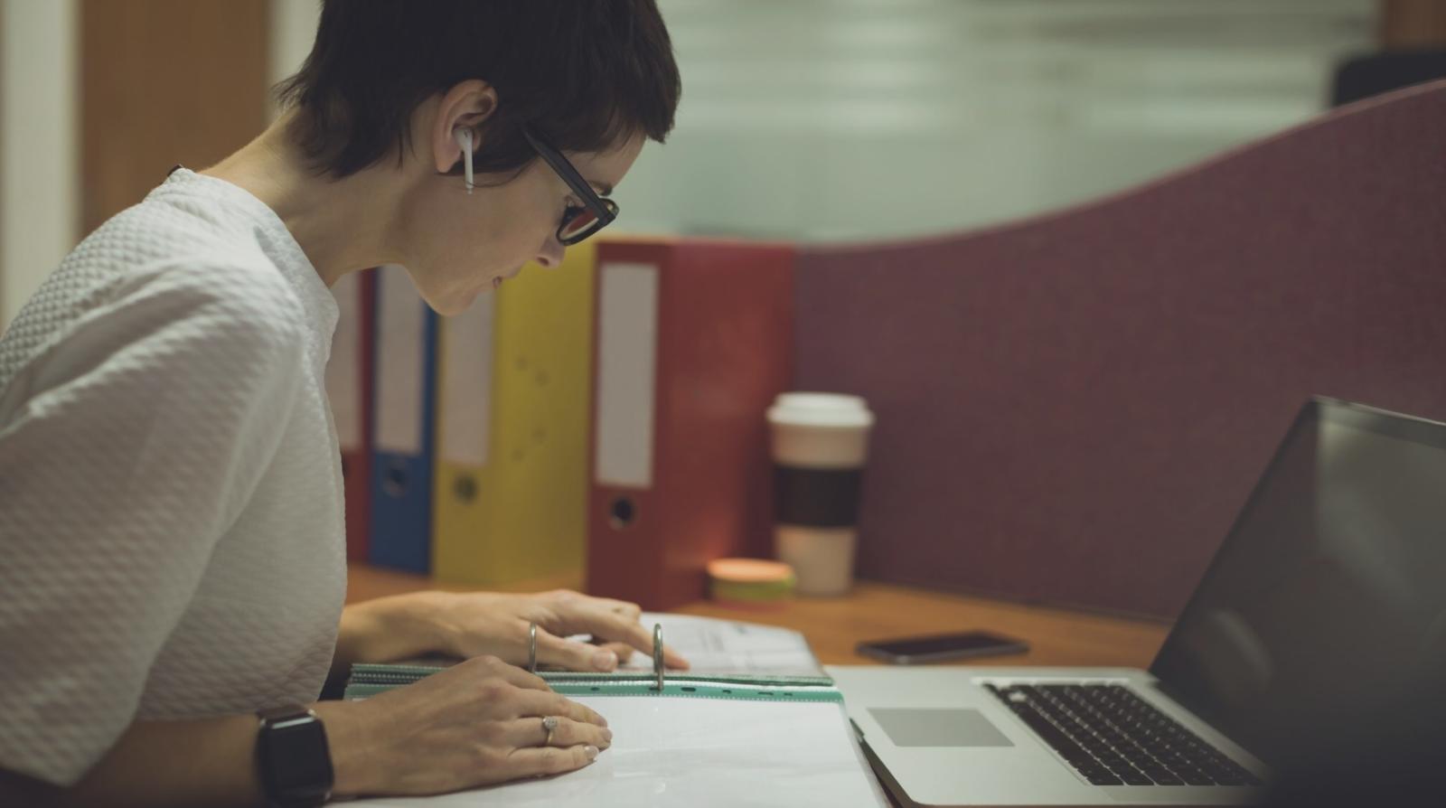 Modernes Büro mit Finanzunterlagen und Computer